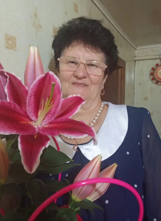 Кичкетаң мәктәбе китапханәчесе Әлфинә Төхбәтова / ФОТОНЫ С.САМАТОВА ТӘКЪДИМ ИТТЕ